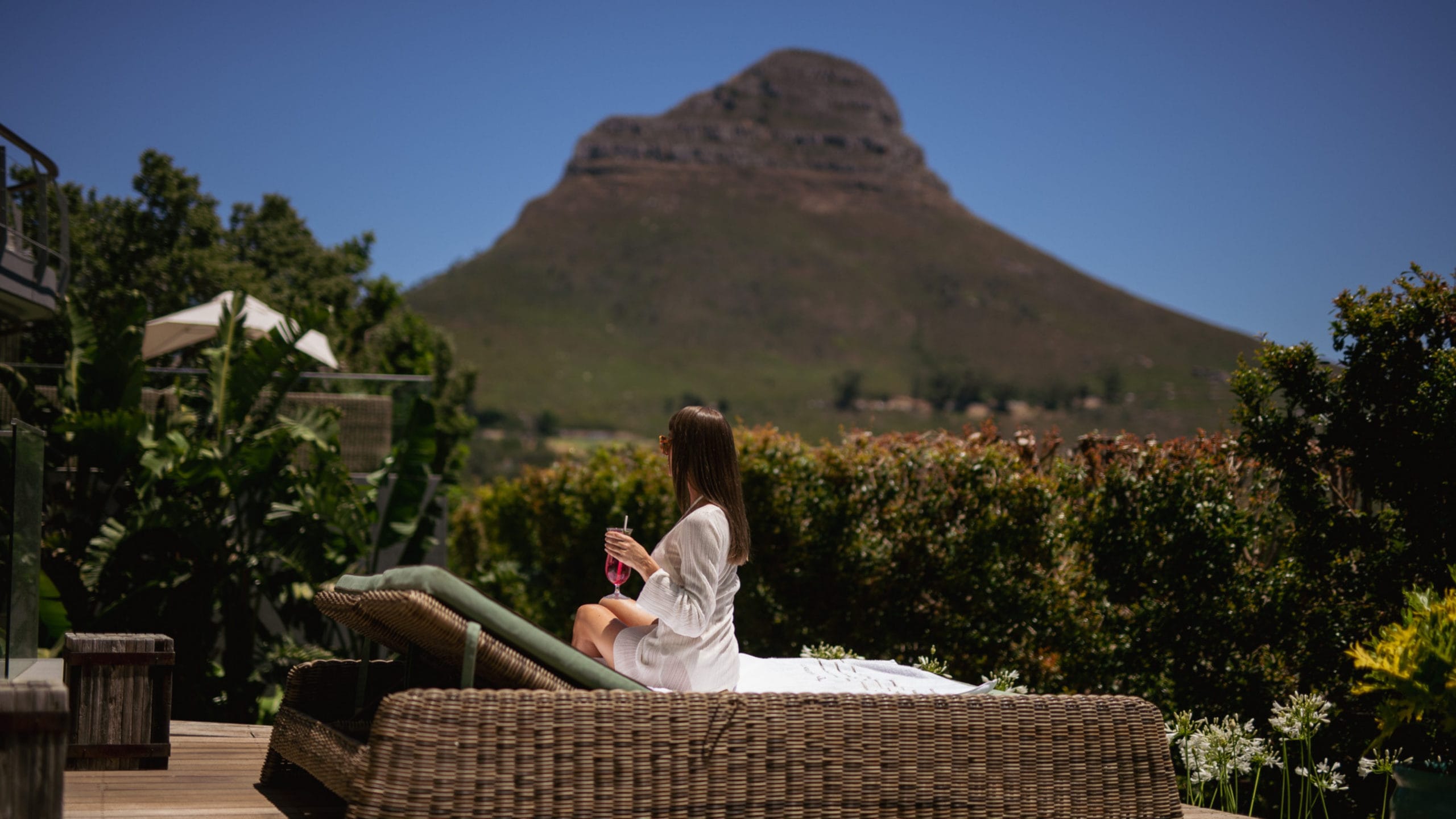 Relaxed guest on the terrace of the Atzaro Cape Town boutique hotel in front of Lionhead Mountain
