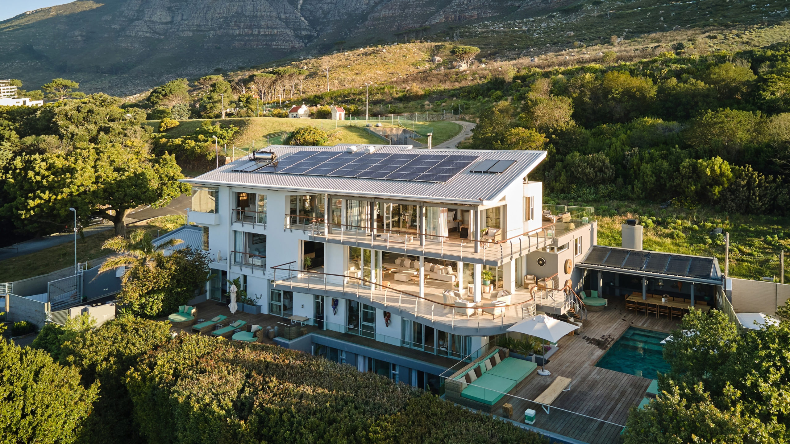 Panoramic view of Atzaró Cape Town, a boutique hotel in Oranjezicht at the foot of Table Mountain