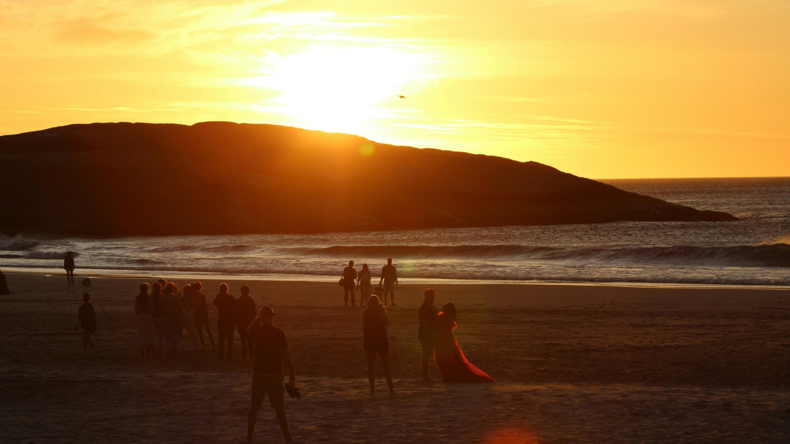 Travellers enjoying a peaceful sunset on a Cape Town beach, a safe and relaxed setting for visitors